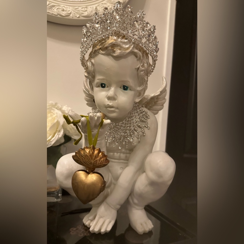 Large cherub with crown